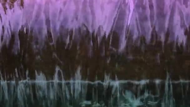 Барвиста Вода Постійно Тече Зверху Виглядаючи Яскраво — стокове відео