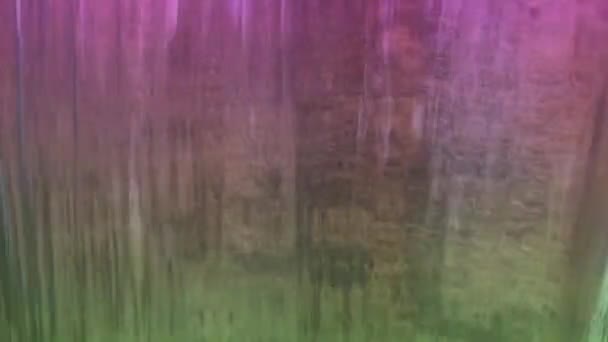 Agua Colorida Fluye Continuamente Desde Arriba Mirando Brillante — Vídeos de Stock