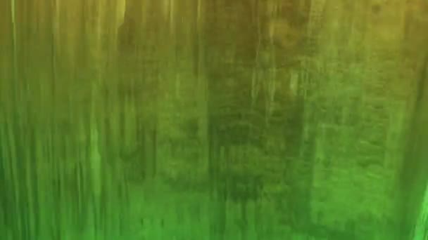 Красочная Вода Течет Непрерывно Сверху Глядя Ярко — стоковое видео