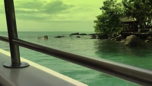 Le navire se déplaçait de la côte vers la mer.