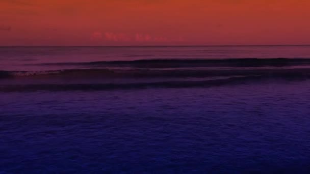 Vågorna Rörde Sig Långsamt Mot Stranden Natten — Stockvideo