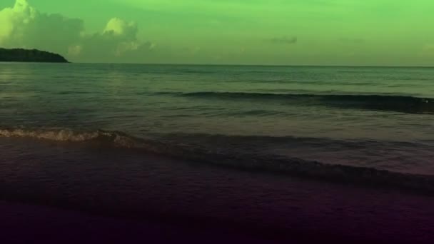 波は夜になるとゆっくりと海岸に向かって移動した — ストック動画