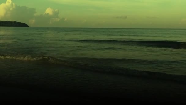 波は夜になるとゆっくりと海岸に向かって移動した — ストック動画
