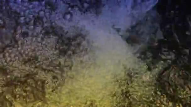Kolorowa Woda Odbija Się Światła Tworząc Jasne Piękne Odbicie — Wideo stockowe