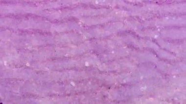 Su yüzeyinden yansıyan ışık sürekli hareket halinde güzel ve doğal görünüyor..