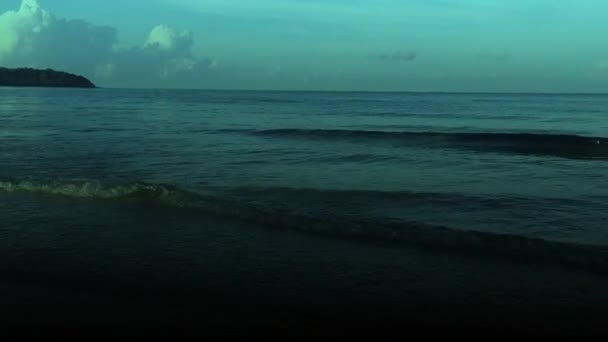波は絶えず夕暮れ時に海岸に向かって移動します — ストック動画