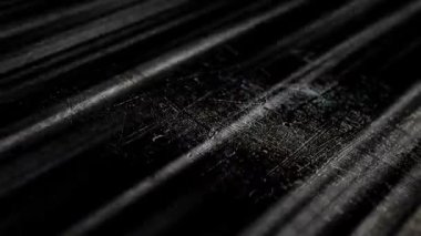 Işık demeti metalik bir arkaplanda sürekli yanıp sönüyordu..