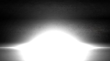 Metalin arkasında beyaz bir ışık demeti aralıksız olarak dibe vuruyordu..