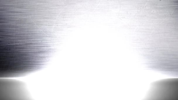 金属の背景に光のビームが連続的に点滅 — ストック動画