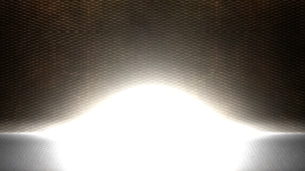 Ein Weißer Lichtstrahl Durchgehend Boden Hinter Dem Metall — Stockvideo
