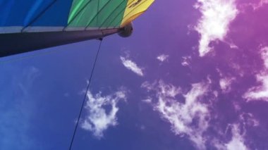 Yelkenli yelkenli yüzüyordu. Ayaklıklara ve tuvallere bakıyordu. Rüzgar esiyordu..