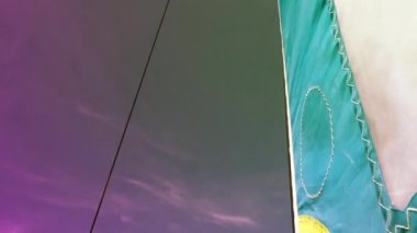 Yelkenli yelkenli yüzüyordu. Ayaklıklara ve tuvallere bakıyordu. Rüzgar esiyordu..