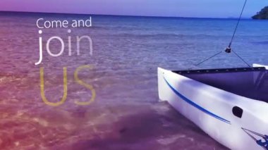 Yelkenli Tayland 'da bir plajda durmadan dalgaları takip ediyor..