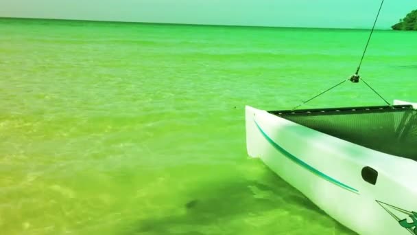 Sailboat Beach Thailand Swaying Continuously Waves Passing Water — Stock Video