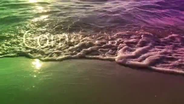 小さな波は海岸に向かって進み続けました — ストック動画