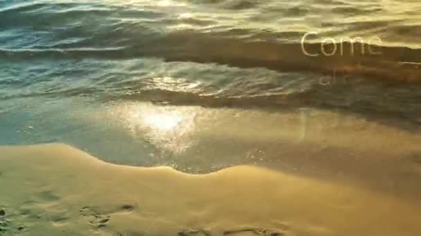 Små Vattenvågor Rör Sig Ständigt Mot Kusten — Stockvideo
