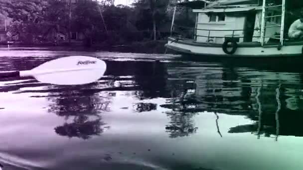 Canoa Través Barco Pesca Una Isla Tailandia — Vídeo de stock