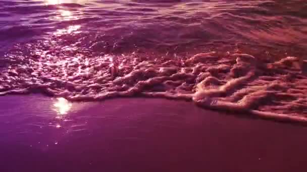 小さな波が絶えず海岸に向かっています — ストック動画