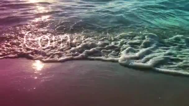 Vågorna Glider Stadigt Mot Stranden Och Ser Naturligt Vackra — Stockvideo