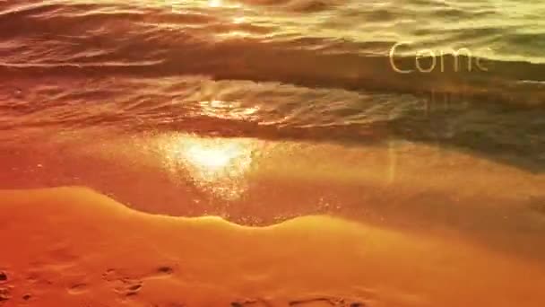Vågorna Vatten Som Långsamt Kom Stranden Såg Naturliga Och Vackra — Stockvideo