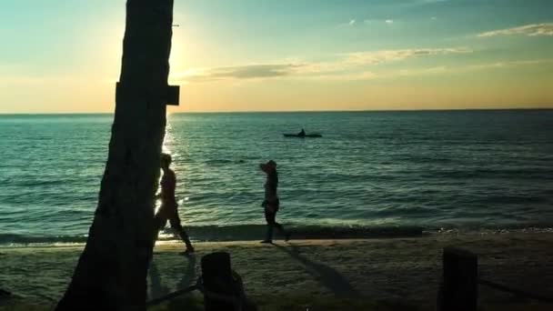 Pessoas Andando Uma Praia Tailândia — Vídeo de Stock