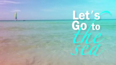 Yelkenli denizin ortasında yüzüyordu ve dalgalar kıyıya doğru ilerlemeye devam ediyordu..