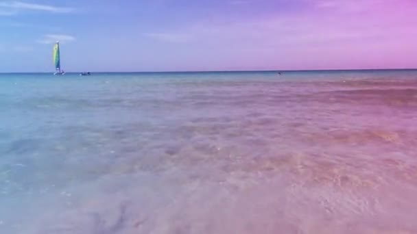 Voilier Flottait Milieu Mer Les Vagues Continuaient Déplacer Vers Rivage — Video