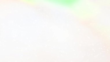 Renkler parıldamaya devam ettikçe kar arka plana düşer.