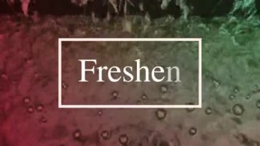 Hareket eden su yüzeyi ışığı sürekli yansıtır, doğal görünür ve kompozisyon olarak beyaz harflere sahiptir..