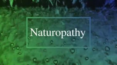 Hareket eden su yüzeyi ışığı sürekli yansıtır, doğal görünür ve kompozisyon olarak beyaz harflere sahiptir..