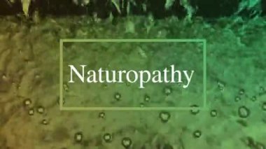 Hareket eden su yüzeyi ışığı sürekli yansıtır, doğal görünür ve kompozisyon olarak beyaz harflere sahiptir..