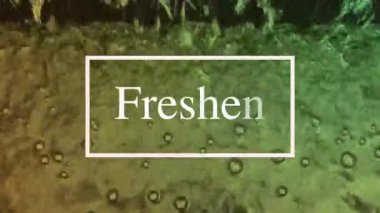 Hareket eden su yüzeyi ışığı sürekli yansıtır, doğal görünür ve kompozisyon olarak beyaz harflere sahiptir..