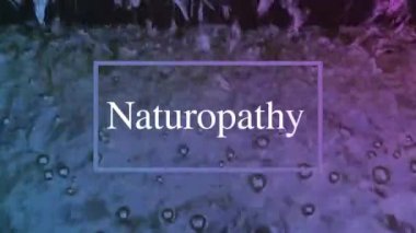 Hareket eden su yüzeyi ışığı sürekli yansıtır, doğal görünür ve kompozisyon olarak beyaz harflere sahiptir..