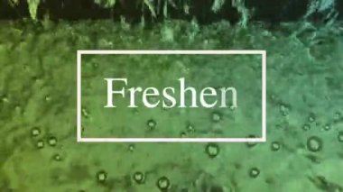 Hareket eden su yüzeyi ışığı sürekli yansıtır, doğal görünür ve kompozisyon olarak beyaz harflere sahiptir..