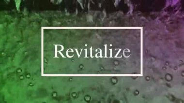 Hareket eden su yüzeyi ışığı sürekli yansıtır, doğal görünür ve kompozisyon olarak beyaz harflere sahiptir..