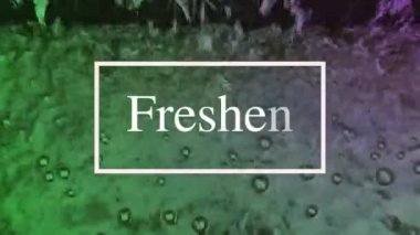 Hareket eden su yüzeyi ışığı sürekli yansıtır, doğal görünür ve kompozisyon olarak beyaz harflere sahiptir..