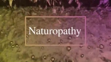 Hareket eden su yüzeyi ışığı sürekli yansıtır, doğal görünür ve kompozisyon olarak beyaz harflere sahiptir..