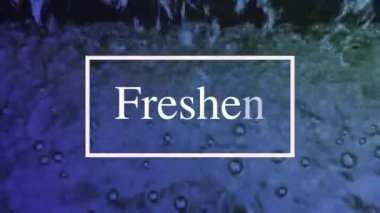 Hareket eden su yüzeyi ışığı sürekli yansıtır, doğal görünür ve kompozisyon olarak beyaz harflere sahiptir..