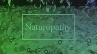 Hareket eden su yüzeyi ışığı sürekli yansıtır, doğal görünür ve kompozisyon olarak beyaz harflere sahiptir..