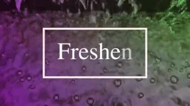 Hareket eden su yüzeyi ışığı sürekli yansıtır, doğal görünür ve kompozisyon olarak beyaz harflere sahiptir..