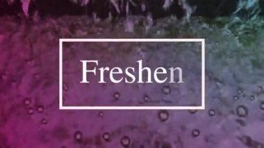 Hareket eden su yüzeyi ışığı sürekli yansıtır, doğal görünür ve kompozisyon olarak beyaz harflere sahiptir..