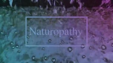 Hareket eden su yüzeyi ışığı sürekli yansıtır, doğal görünür ve kompozisyon olarak beyaz harflere sahiptir..