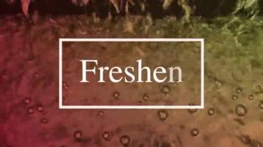 Hareket eden su yüzeyi ışığı sürekli yansıtır, doğal görünür ve kompozisyon olarak beyaz harflere sahiptir..