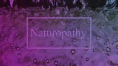 Hareket eden su yüzeyi ışığı sürekli yansıtır, doğal görünür ve kompozisyon olarak beyaz harflere sahiptir..