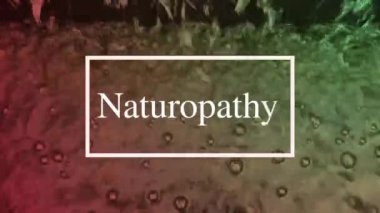 Hareket eden su yüzeyi ışığı sürekli yansıtır, doğal görünür ve kompozisyon olarak beyaz harflere sahiptir..