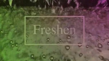 Hareket eden su yüzeyi ışığı sürekli yansıtır, doğal görünür ve kompozisyon olarak beyaz harflere sahiptir..