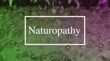 Hareket eden su yüzeyi ışığı sürekli yansıtır, doğal görünür ve kompozisyon olarak beyaz harflere sahiptir..