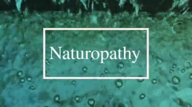 Hareket eden su yüzeyi ışığı sürekli yansıtır, doğal görünür ve kompozisyon olarak beyaz harflere sahiptir..