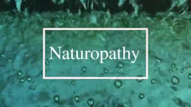 Hareket eden su yüzeyi ışığı sürekli yansıtır, doğal görünür ve kompozisyon olarak beyaz harflere sahiptir..