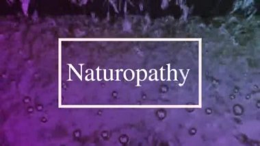 Hareket eden su yüzeyi ışığı sürekli yansıtır, doğal görünür ve kompozisyon olarak beyaz harflere sahiptir..